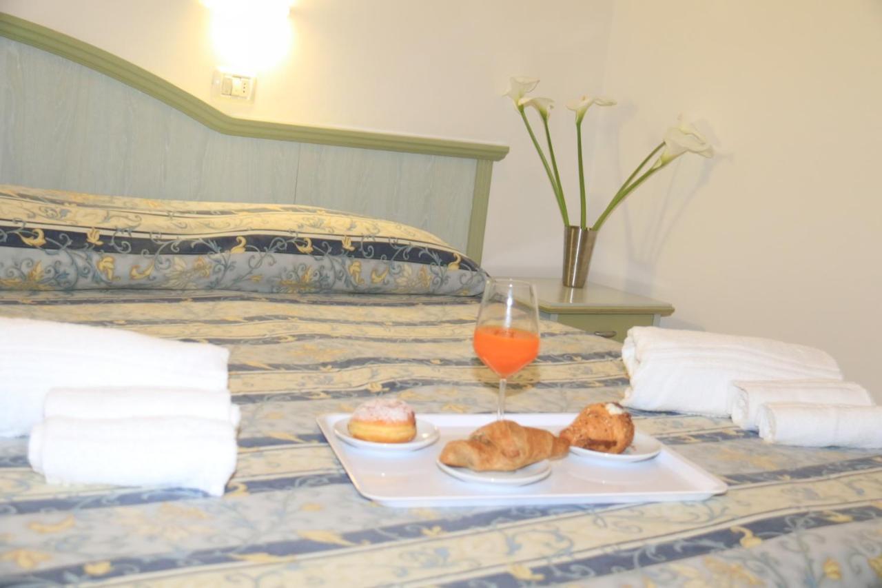 Hotel Ginevra E Residence Cattolica Bagian luar foto