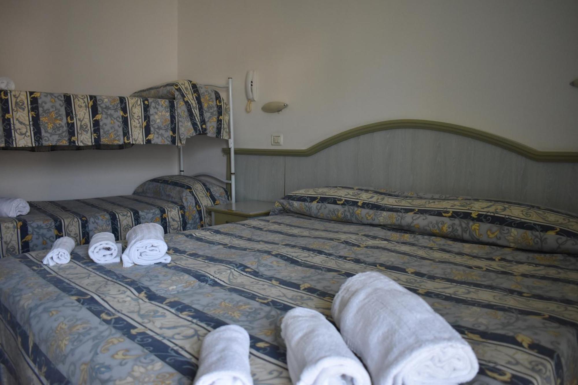 Hotel Ginevra E Residence Cattolica Bagian luar foto