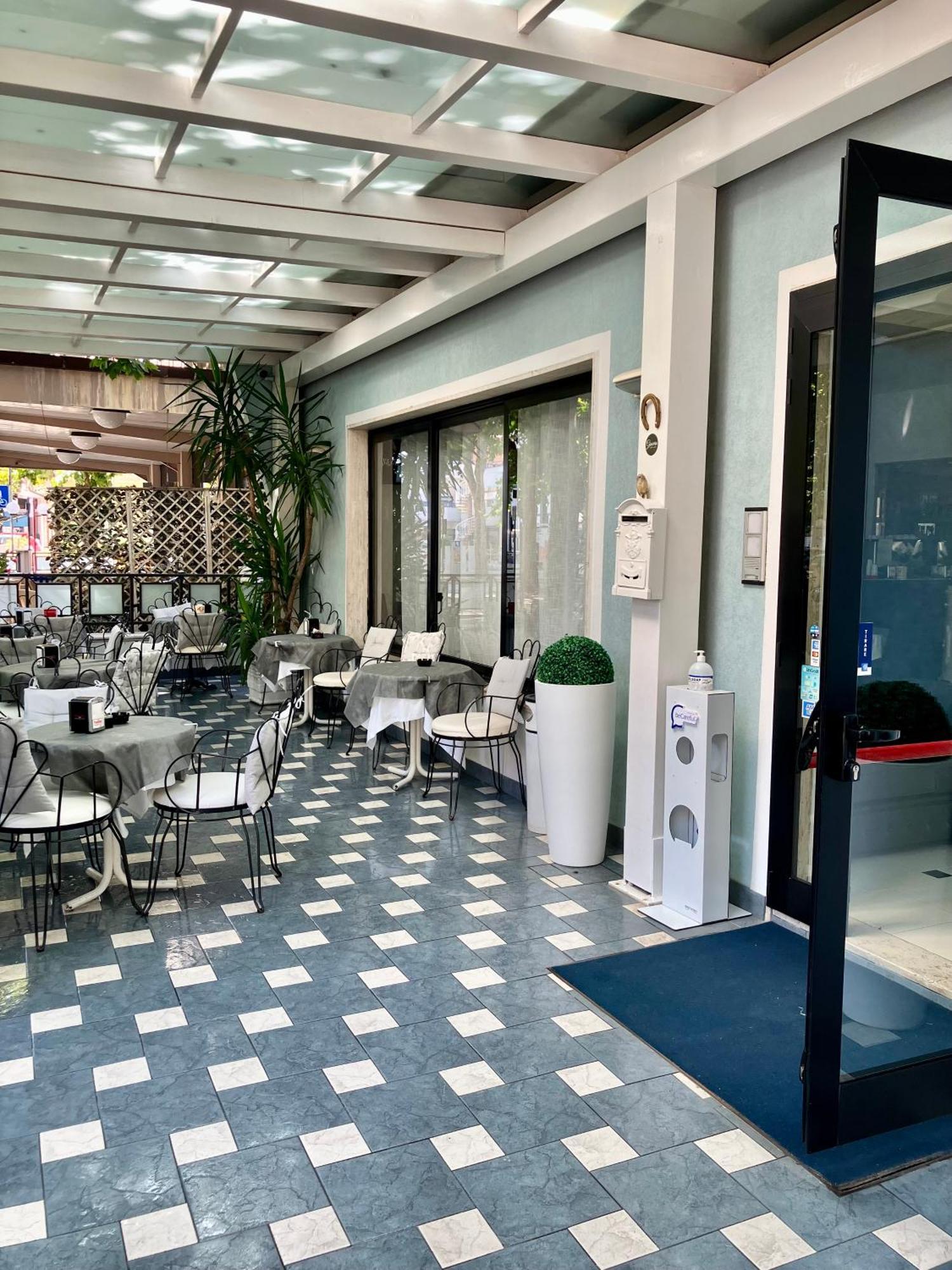 Hotel Ginevra E Residence Cattolica Bagian luar foto