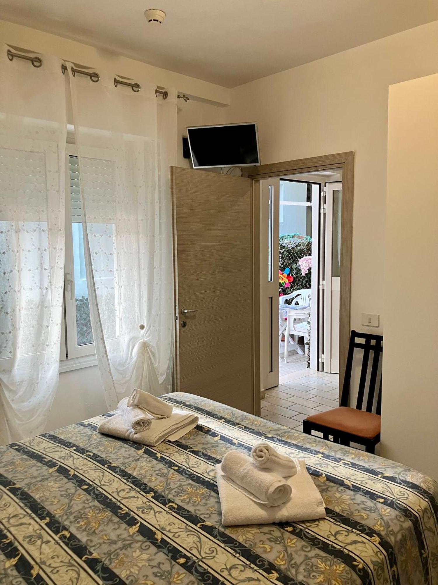 Hotel Ginevra E Residence Cattolica Bagian luar foto