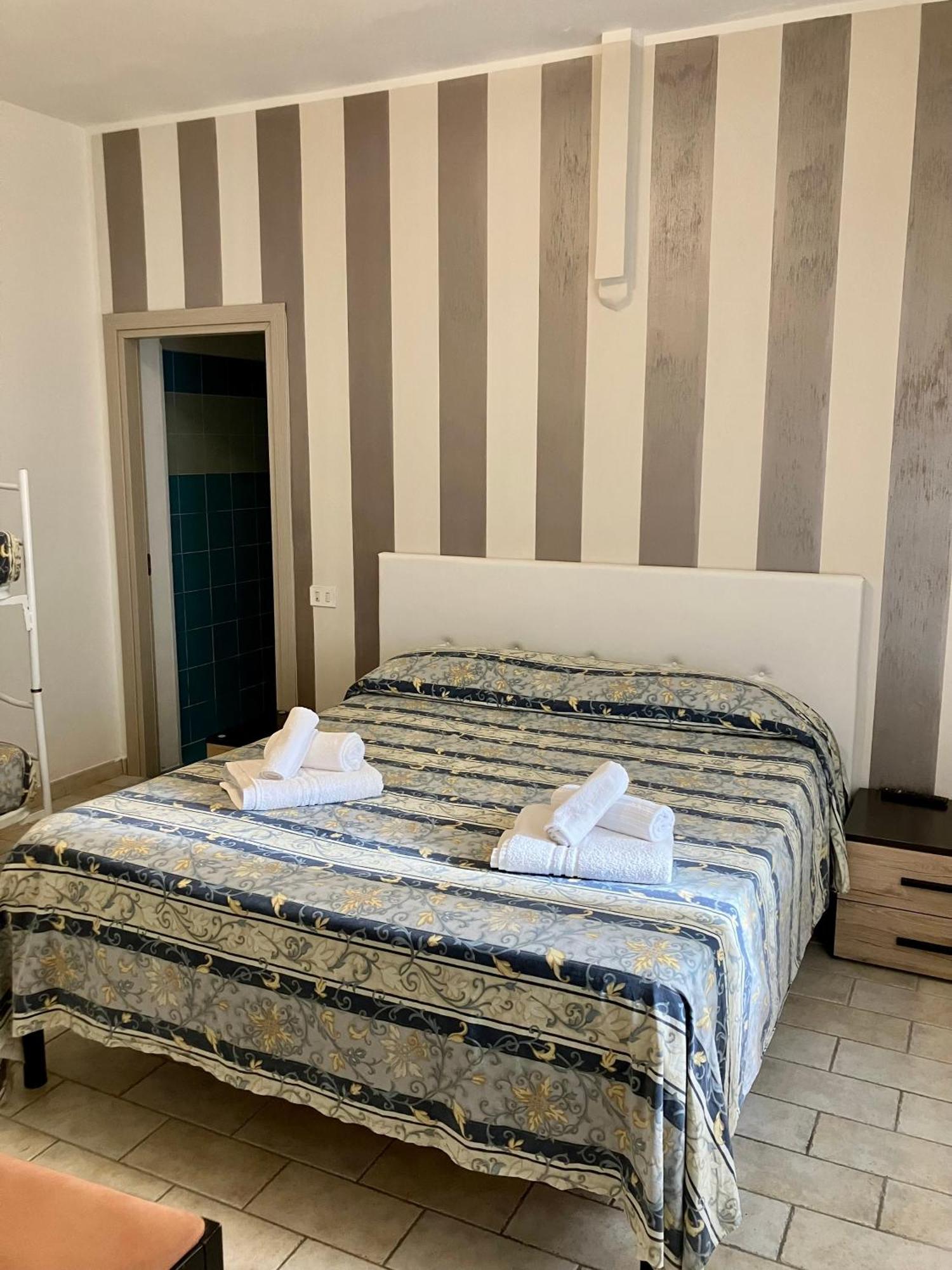 Hotel Ginevra E Residence Cattolica Bagian luar foto